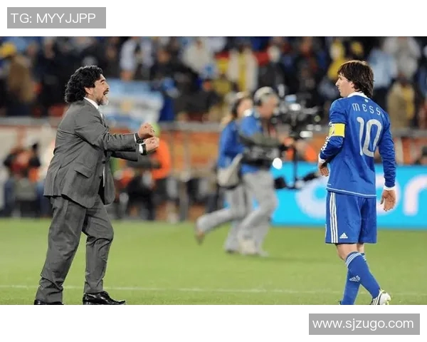 足球明星与女友甜蜜同框球场瞬间展现爱情与激情的完美结合